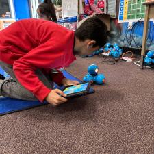 Students learning robots in elementary learning commons